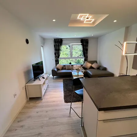Airport Apartment *